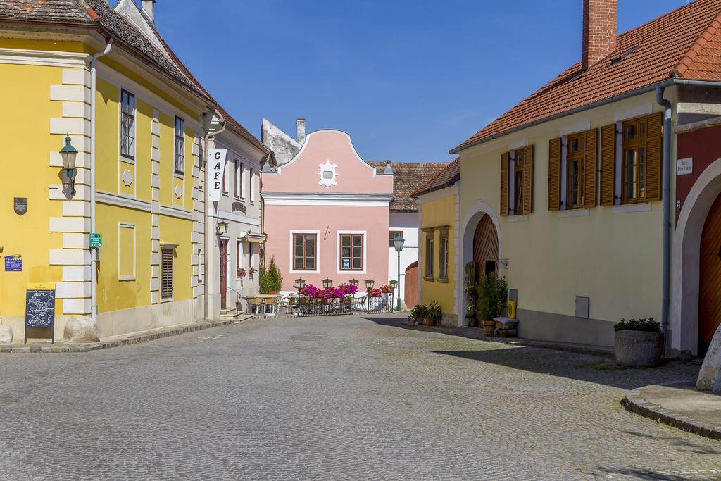 Unser Rosa Haus Fuer Sie Rust Oda fotoğraf